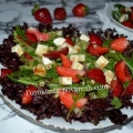 Salata sa ručicama i jagodama, sa mocarelom i maticama od kedra