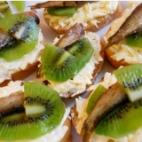 Spresi i kivi sendviči na prženom kruhu