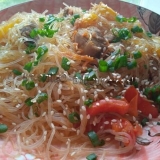 Funchosis sa puretinom i povrćem u soja sosu