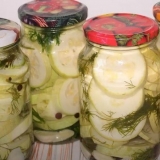 Hrskavi marinirani tikvice u banke za zimu - licenca prstiju