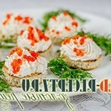 Kanape s kremom od vikendice i crvenom kavijaru