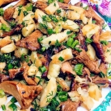 Krompir pržen sa gljivama pričvršćivači i luk u tavi