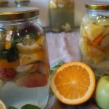 Kompozirajte mojito iz jabuka za zimu sa mentom, limunom i narandža...