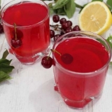 Kompozirajte cherry mojito za zimu sa mentom i limunom