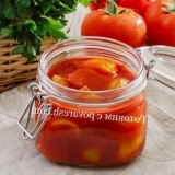 Predavač sa sokom od rajčice iz bugarske bibere za zimu