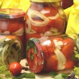Marinirani paradajz s paprikom i lukom za zimu
