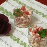 Začinjena salata sa rakim štapićima i paradajz