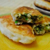 Pite sa zelenim lukom i jajem prženim u tavi