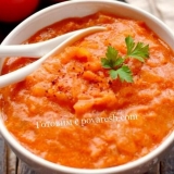 Sipajući se na mučicu od paradajz paste sa brašnom