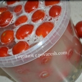 Rajčica u plastičnoj kanti sa senfom kao bačve