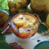 Zapanjujući akutni-slatki tikvici u kečapu čile za zimu