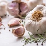 Recepti slanog češnjaka zimi: začinjeni ukus i korisne vitamine u jednoj banci