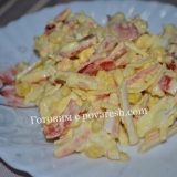 Salata rakova štapića sa sirom i paprikom