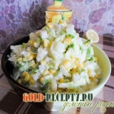 Peking salata sa salatom od kupusa sa ananasom, pilećim filetom i k...