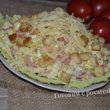 Peking salata od kupusa sa piletinom, paradajzom i krekerima