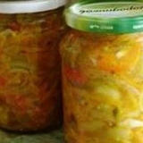 Zelena salata od rajčice sa lukom i biberom