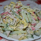 Salata sa palačinkama od jaja i rakova štapići i krastavcem