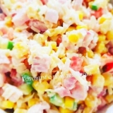 Salata sa dimljenom piletinom i paradajzom i kukuruzom