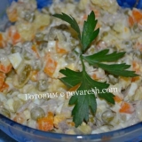 Salata sa svinjetinom, slanim krastavcima i graškom