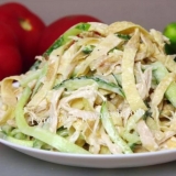 Zagonetka za salatu za goste sa jajima palačinkama i piletinom: recept