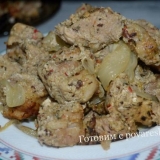 Svinjski kebab u pećnici u rukavu za pečenje na jastuku luka