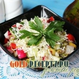 Svježa povrća sa salatom sa sirom i radistim klice