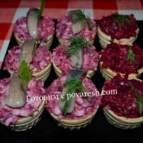 Tartlets s haringom na svečanom stolu za ukusan recept