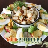 Topla salata sa piletinom i krekerima bez majoneza