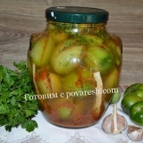 Zelene paradajz za zimu sa senfom kao bačve sa belim lukom i zeleni...