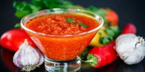 Adzhika iz paradajza i češnjaka - klasični recepti za najukusnija kućna prilagodba