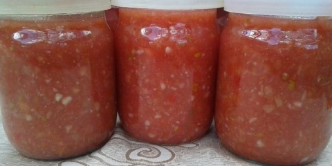 Adzhika iz rajčice i hrena za zimski recept sa fotografijama