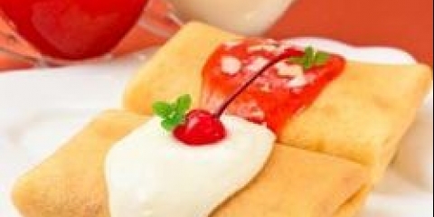 Palačinke sa vikendicama i trešnjam ispunjenim sosom od jagoda i vanilije