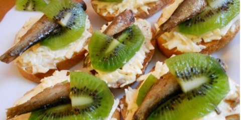 Spresi i kivi sendviči na prženom kruhu