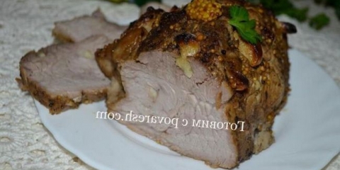 Bujenin iz svinjetine kod kuće u foliji u rerni