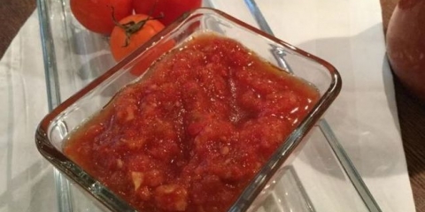 Početna adzhika iz rajčice, bibera i češnjaka