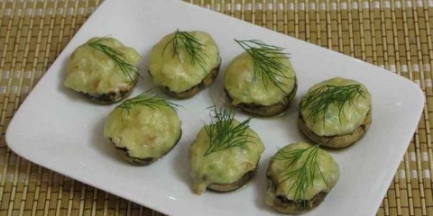 Punjene gljive ispod mocarele