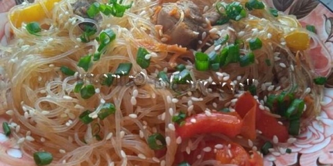 Funchosis sa puretinom i povrćem u soja sosu