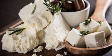 Priprema domaćeg sira od mlijeka i sirćeta