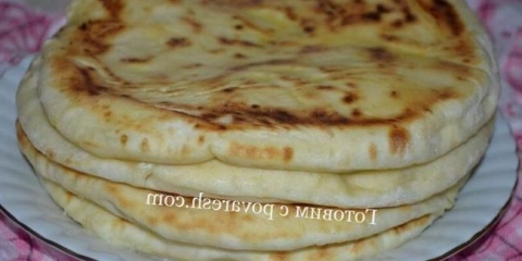 Khachapuri sa vikendicama i sirom na kefiru u tavi