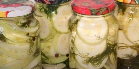 Hrskavi marinirani tikvice u banke za zimu - licenca prstiju