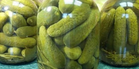 Hrskavi marinirani krastavci za zimu na banci od 3 litre