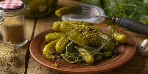 Hrskavi slani krastavci za zimu - 10 recepata krastavci za zimu u bankama