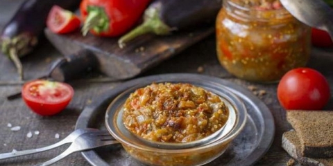 Kavijar od patlidžana za zimu sa sirćetom i bez