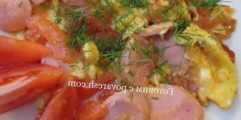 Pržena jaja sa rajčicom i kobasicama u tavi