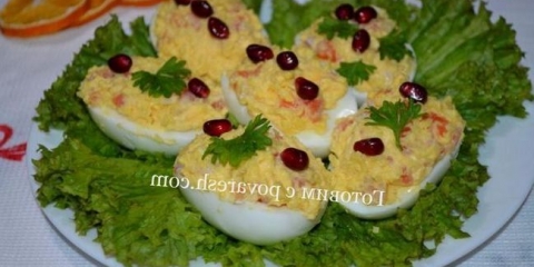 Jaja punjena crvenim ribljim lososom i sirom