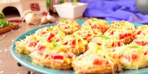 Tikvice sa sirom češkom češnjakom i paradajzom u tavi