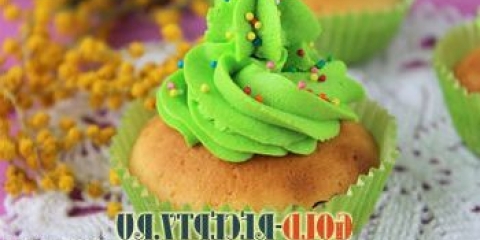 Cupcakes sa kremom za čaj na novogodišnjoj tablici