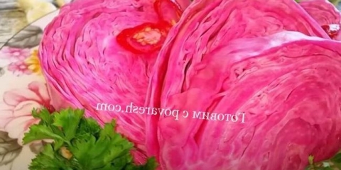 Gruzijski kupus s repom brzog priprema sa sirćetom u loncu