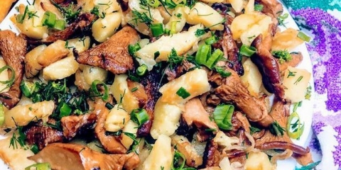 Krompir pržen sa gljivama pričvršćivači i luk u tavi