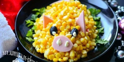 Klasični salat sa salatom za novu godinu 2019. Sa rakim štapićima i kukuruzom